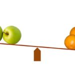 comparar dos manzanas con tres naranjas en un balancín