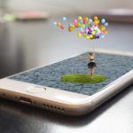fantasía chica con globos flotando sobre smartphone con pantalla de agua